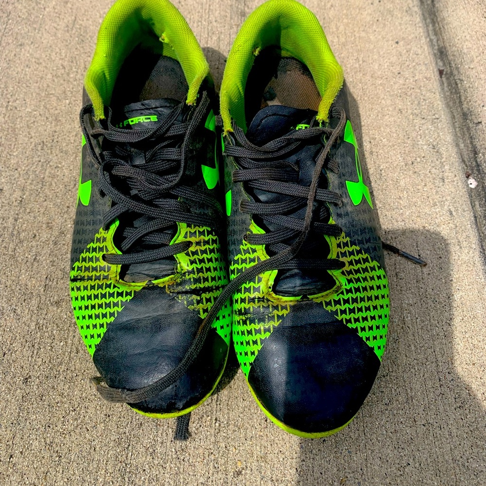 Under Armour youth size 2 baseball/softball cleats, green
